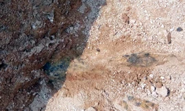 Quả bom đã gỉ sét, chỉ mới phát lộ một phần. Ảnh: P.N.