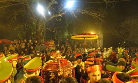 Mỗi năm, Lễ khai ấn đền Trần thu hút khoảng 15 vạn du khách đổ về Nam Định