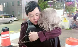 Showbiz 22/10: Lộ ảnh Quang Lê thân mật với vợ cũ của Hồ Quang Hiếu