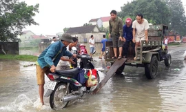 Quốc lộ 7 ngập sâu, xe chết máy ngổn ngang