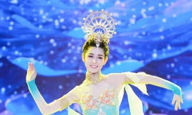 Mỹ nữ Tân Cương nhảy múa đẹp như 'tiên nữ hạ phàm' trên sân khấu