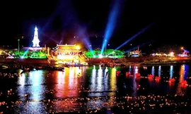 Lễ hội hoa đăng trên dòng Thạch Hãn. ẢNH: QT 
