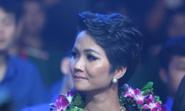 Hoa hậu H’Hen Niê bật khóc tại lễ tuyên dương Gương mặt trẻ Việt Nam