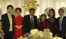 Mai Hồ diện áo dài đỏ giản dị trong lễ đính hôn.