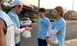 Xuân Trường trò chuyện cùng hai đồng đội mới trong buổi tập đầu tiên tại Buriram United. Ảnh: Buriram.