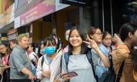 Fan xếp hàng từ 5h sáng để gặp Lily Maymac tại Sài Gòn