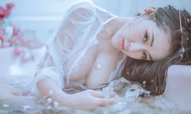 Ngân 98 'miệt mài' khoe thân khiến dư luận phẫn nộ