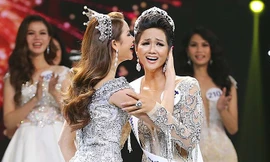 Khoảnh khắc đăng quang của tân Hoa hậu Hoàn vũ Việt Nam 2017.