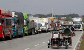 Xe tải mắc kẹt trên lề đường do các chuyến phà bị đình chỉ trước khi bão Yutu đổ bộ đất liền tại cảng Batangas, Philippines vào ngày 29/10/2018. Ảnh: Reuters / Erik De Castro