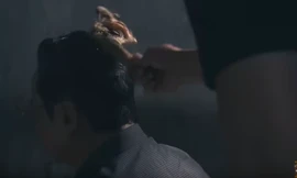 Phan Quân bị gõ đùi gà vào đầu.