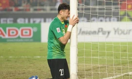 Hình ảnh Đặng Văn Lâm quỳ ôm khung thành và bật khóc gây xúc động với người hâm mộ.