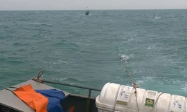 Tàu cá QNa 01059 trên đường được tàu BP 43-1302 lai dắt vào bờ. Ảnh: Hải đội 2 cung cấp.