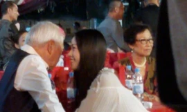 Showbiz 6/11: Sao nam 69 tuổi bị chỉ trích vì hẹn hò gái trẻ