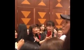 Hình ảnh Hari Won đứng bán đĩa trong chuyến lưu diễn Mỹ mới đây.