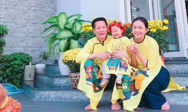 Vợ chồng cựu người mẫu Phan Như Thảo và bé Bồ Câu.