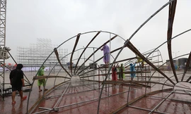 Đội ngũ thi công làm việc trong việc đẩy nhanh tiến độ hoàn thiện sân khấu Chung khảo phía Bắc HHVN 2018. Ảnh: Hoàng Mạnh Thắng.