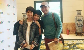 Thảo Vân thân mật chụp ảnh với con gái của Công Lý