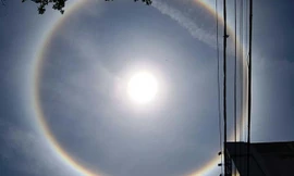 “Vầng hào quang” bao quanh mặt trời chỉ là hiện tượng bình thường do khúc xạ ánh sáng. 