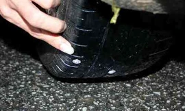 Ôtô bị dính đinh tại khu vực dốc Chuối. Ảnh: VnE.