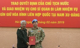 Thượng tướng Nguyễn Chí Vịnh trao quyết định của Chủ tịch nước cho Trung tá Nguyễn Kim Tỉnh.