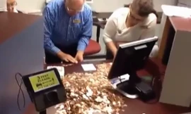 Mang hơn 7 tạ tiền xu đi nộp thuế ở Mỹ