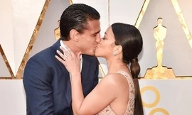 Các cặp đôi trao nụ hôn ‘thiêu cháy’ thảm đỏ Oscar 2018