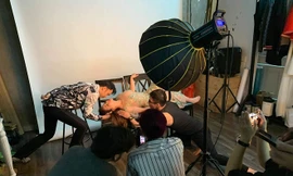 Minh Tuyết và Dương Triệu Vũ trong buổi chụp hình. 