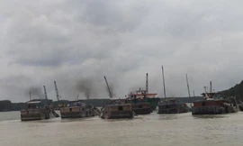 Các xà lan khai thác cát trên sông Đồng Nai.