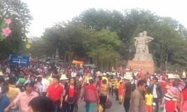 Hàng vạn người đổ về núi Bà Đen hái lộc