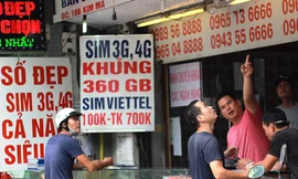 Giá SIM 11 số đẹp đã tăng hàng chục lần so với thời điểm chưa có thông tin rút SIM 11 số về 10 số. Trong ảnh: Giao dịch tại một đại lý trước giờ G. Ảnh: VIẾT THỊNH