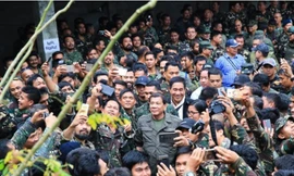 Tổng thống Philippines Duterte tới thăm quân đội ở Marawi tuần trước. Ảnh: AFP