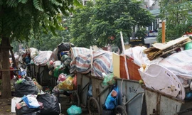 Rác ùn ứ chất thành đống ở nhiều tuyến phố Hà Nội