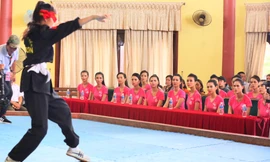 Người đẹp HHVN cảm phục con gái Bình Định múa roi đi quyền