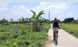 Sao M.U cùng vợ xinh đạp xe dạo phố, uống nước mía ở Hà Nội