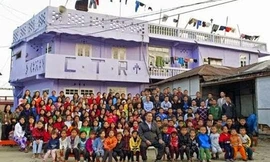 Ông Ziona Chana (sinh năm 1942) sống ở ngôi làng Baktwang ở bang Mizoram (Ấn Độ), có tới 39 người vợ, 94 người con và rất nhiều cháu. Tổng số thành viên trong nhà lên tới gần 200 người.