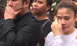 Mỹ Dung không ngừng lau nước mắt trước giờ phút tiễn biệt Trần Lập.