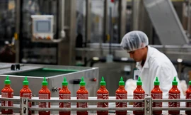 Bên trong nhà máy của Huy Fong ở Irwindale, California. Ảnh: Bloomberg