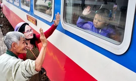 Phút chia ly xúc động ở ga tàu sau Tết 