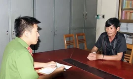 Cán bộ Văn phòng Cơ quan CSĐT Công an tỉnh Yên Bái hỏi cung đối tượng