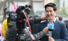 Nam phóng viên Hàn Quốc điển trai tác nghiệp ở Hà Nội gây 'bão' mạng