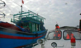 Lực lượng cứu hộ BĐBP Nghệ An ứng cứu tàu cá bị nạn.