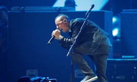 Hung tin Chester Bennington treo cổ tại nhà riêng khiến nhiều người bàng hoàng. 