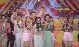 Minh Như bật khóc ngay khi được xướng tên trở thành quán quân Nhân tố bí ẩn 2016.