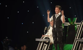 Đàm Vĩnh Hưng bất ngờ "cưỡng hôn" nhạc sĩ Minh Vy thay cho lời cảm ơn. Ảnh: Triều Sumo.