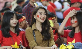 Bạn gái hotgirl của Phan Văn Đức đẹp mê mẩn trên khán đài Mỹ Đình