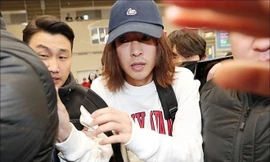 Chiều 12/3, Jung Joon Young bị các phóng viên vây quanh và bị đánh ngay tại sân bay khi trở về Hàn Quốc.