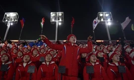 Đội nữ cổ động viên được đích thân nhà lãnh đạo Triều Tiên Kim Jong-un tuyển chọn. Ảnh: AFP.