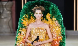 Mẫu nữ diện váy hình cỗ quan tài trên sàn diễn gây choáng