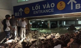 Sập tường hầm chung cư chôn vùi hàng chục ô tô, xe máy