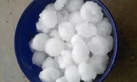 Mưa đá to bằng quả trứng gà do người dân xã Mai Sơn nhặt được. Ảnh: Lan Bùi/Zing